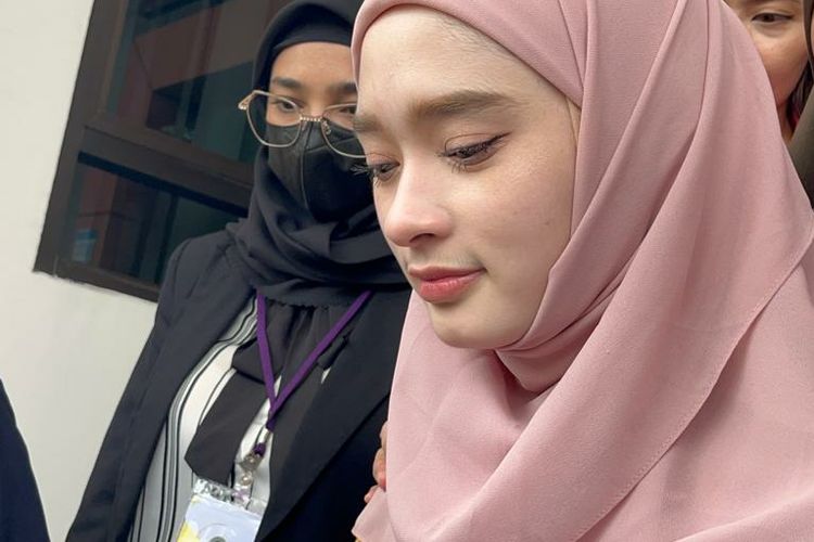 Istri penyanyi Virgoun, Inara Rusli memberikan pernyataan usai sidang mediasi perceraiannya di Pengadilan Agama Jakarta Barat, Rabu (7/6/2023).