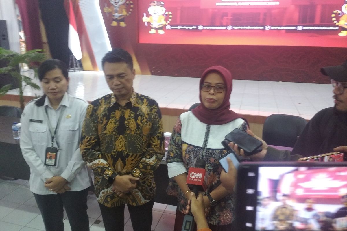 Ketua KPU Jabar Ummi Wahyuni (berkurung merah) dan Ketua Divisi Teknis Penyelenggara KPU Jabar Adie Saputro (kemeja batik) saat memberikan pernyataan kepada awak media di Aula Kantor KPU Jabar, Jalan Garut, Kota Bandung, Kamis (5/9/2024).