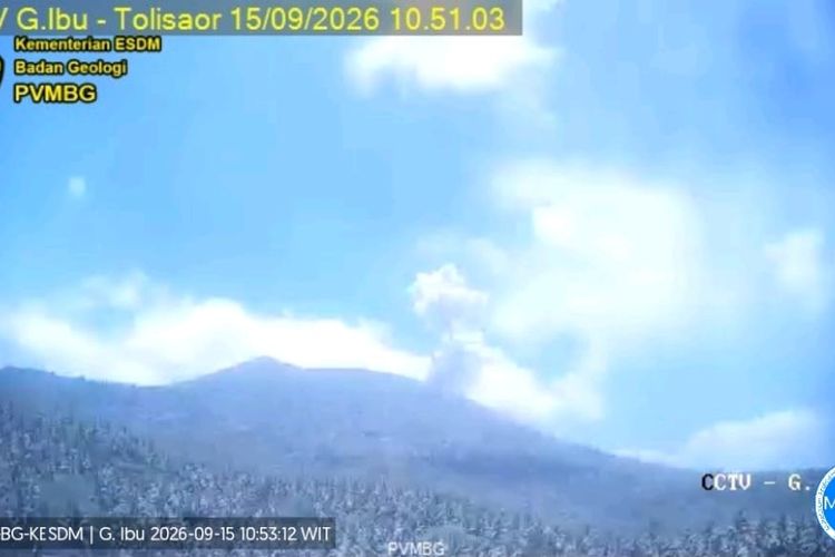 Gunung Ibu di Halmahera Barat Erupsi, Kolom Abu Capai 600 Meter di Atas Puncak