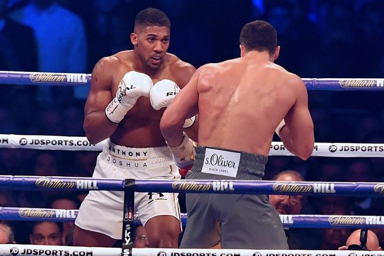 Petinju Inggris, Anthony Joshua (kiri), sedang bertarung dengan Wladimir Klitschko (Ukraina) pada laga yang diselenggarakan di Stadion Wembley, London, Sabtu (29/4/2017).