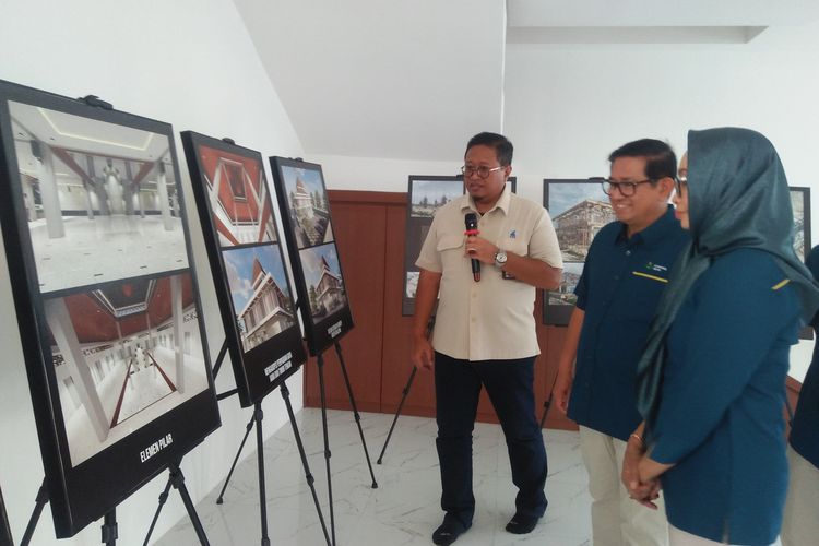 Ketua K3PG Awang Djohar Bachtiar (kiri), menjelaskan progres dan konsep yang diusung pihaknya dalam pembangunan Masjid Al Fath kepada jajaran manajemen Petrokimia Gresik.