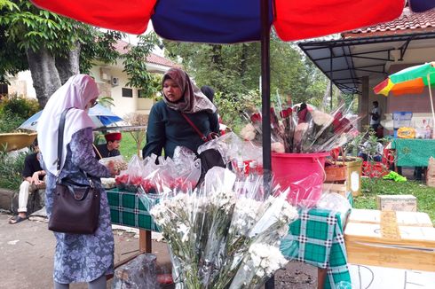 Cerita Pedagang Bunga di TMP Kalibata yang Untung Jutaan Rupiah di Hari Pertama Lebaran 