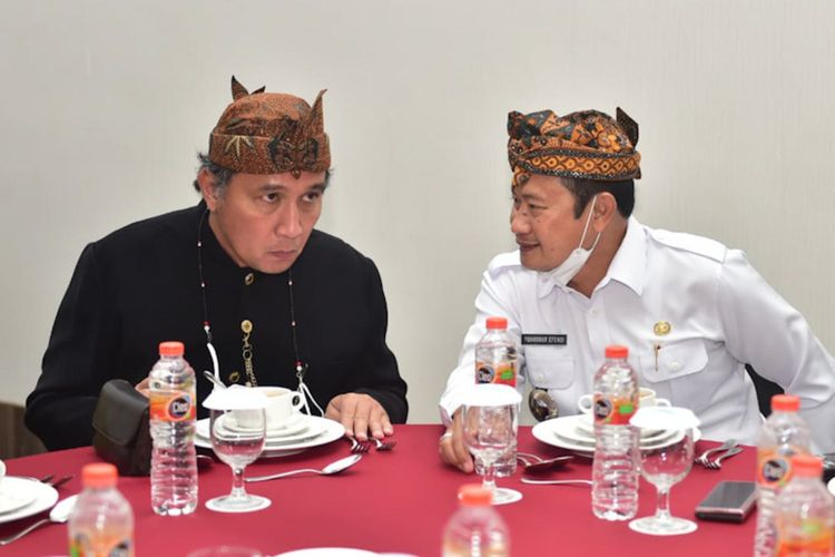 Bupati Lamongan (kanan) saat berkoordinasi dengan Dirjen Kebudayaan Kemendikbud Hilmar Farid, terkait temuan yang diduga bangkai kapal Van der Wijck di perairan Brondong, Lamongan.