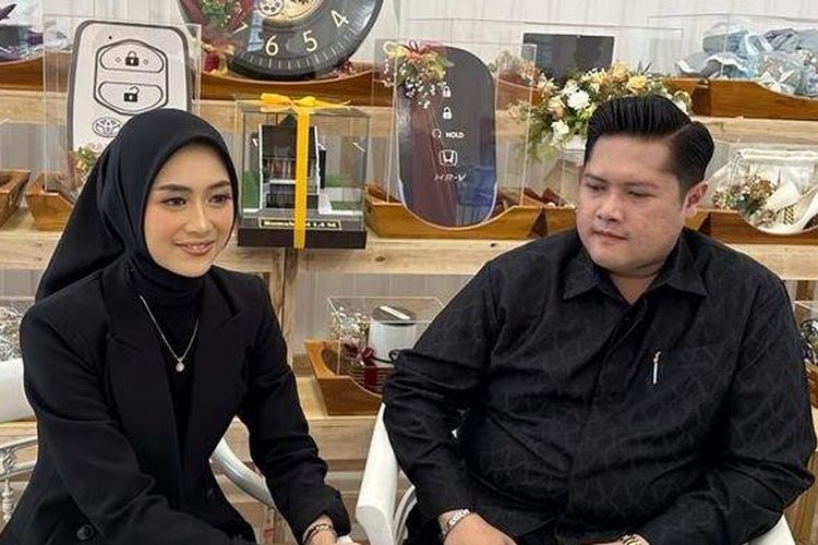 Pasangan suami istri, Radja Panutan dan Adinda Galuh Nurutami, memberikan keterangan kepada wartawan soal pernikahan mewah yang mereka gelar pada Sabtu (17/2/2024) di Sukabumi. Dalam pernikahan itu, mempelai pria menyerahkan mahar senilai Rp 5,5 miliar.