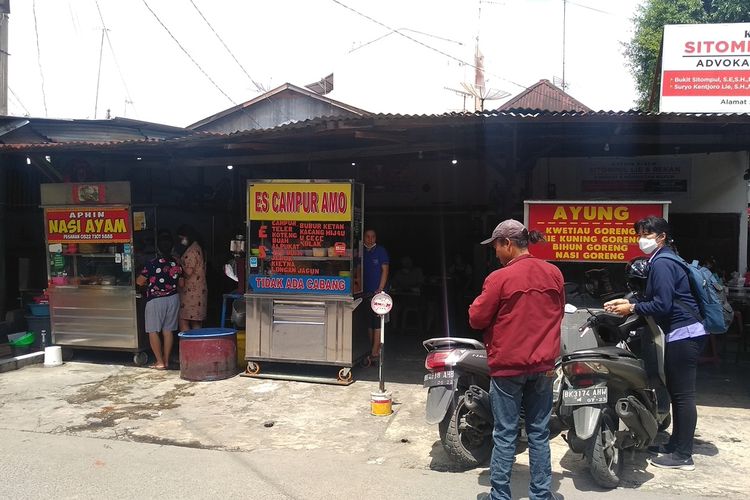 Suasana di Warung Es Campur Amo di Jalan Sei Kera, Kelurahan Sidodadi, Kecamatan Medan Timur, Medan, Sumatera Utara, pada Kamis (11/11/2021) siang. Warung ini sempat memasang spanduk bertuliskan Densus 88.