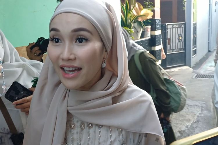 Ayu Ting Ting bersama keluarga saat jalan sholat Id di Masjid Al Huda, Mekar Jaya, Depok, Rabu (10/4/2024).