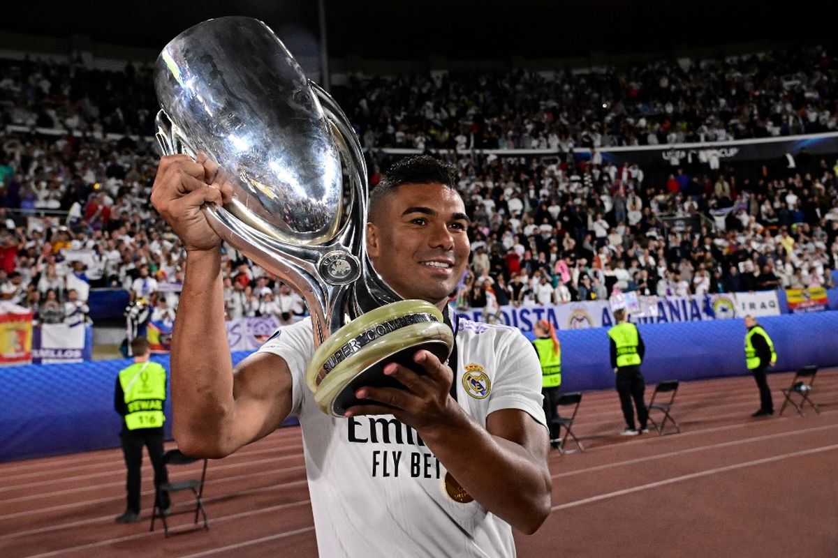 Casemiro mengangkat trofi Piala Super Eropa  setelah Real Madrid mengalahkan Eintracht Frankfurt pada 10 Agustus 2022. Casemiro kini dilaporkan mendekat ke kubu Liga Inggris, Manchester United.