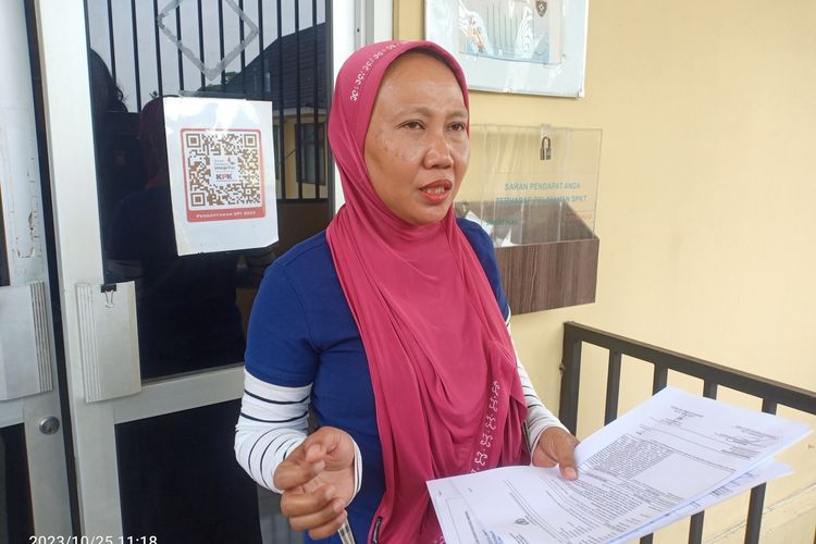 Sudaryanti (44) korban penipuan kekasihnya yang mengaku polisi usai membuat laporan di Polrestabes Palembang, Rabu (25/10/2023).