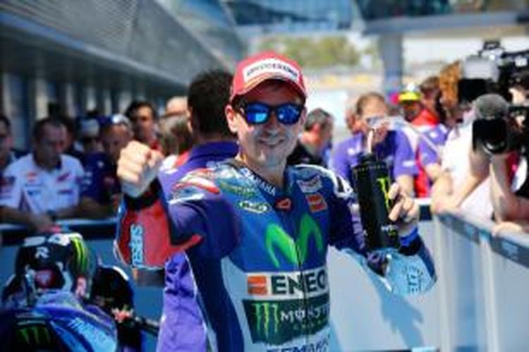 Pebalap Movistar Yamaha asal Spanyol, Jorge Lorenzo, merayakan keberhasilannya menjadi yang tercepat pada sesi kualifikasi GP Spanyol di Sirkuit Jerez, Sabtu (2/5/2015).