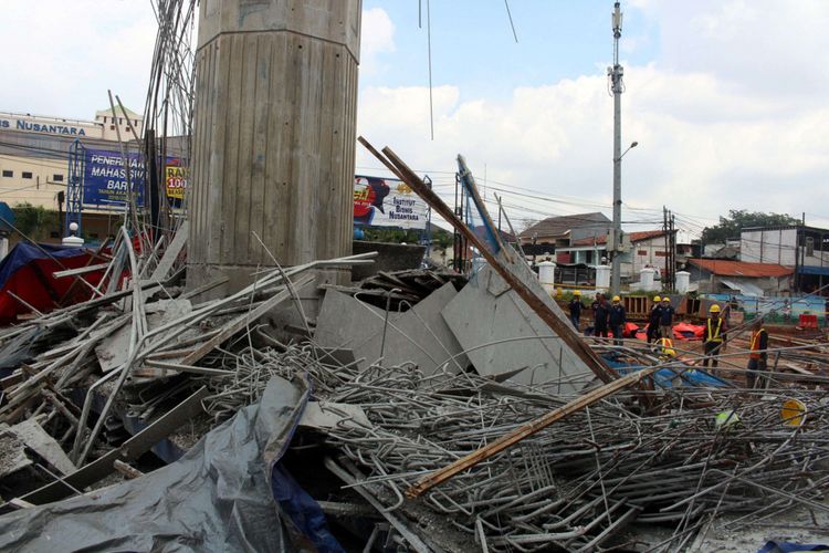 Kondisi pasca robohnya cetakan beton tiang pancang proyek Jalan Tol Becakayu, di Jalan DI Panjaitan, Jakarta, Selasa (20/02/2018). Peristiwa tersebut terjadi pada pukul 03.00 WIB saat pekerja sedang melakukan pengecoran. Terdapat tujuh korban yang dilarikan ke Rumah Sakit UKI dan Polri.