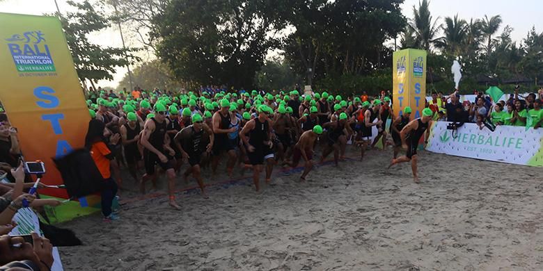 Peserta Herbalife Bali International Triathlon (HBIT) 2015 melakukan start untuk melakukan sesi renang di kawasan Pantai Jimbaran, Bali, Minggu (25/10/2015).