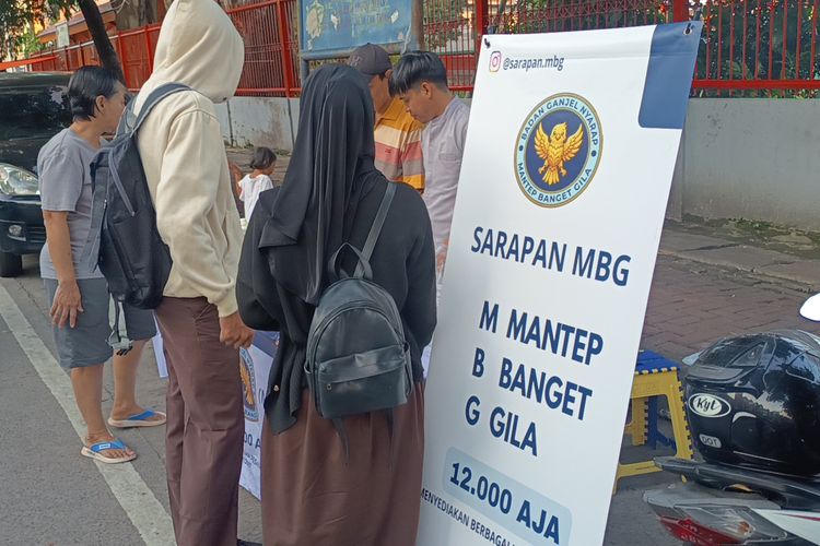 Lapak “MBG” Rp 12.000 di Tebet Dititipi Jualan Warga Sekitar agar Dapur Tetap Ngebul