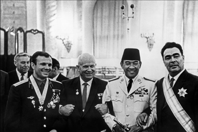Yuri Gagarin: Manusia Pertama di Luar Angkasa dan Awal Era Kedokteran Antariksa