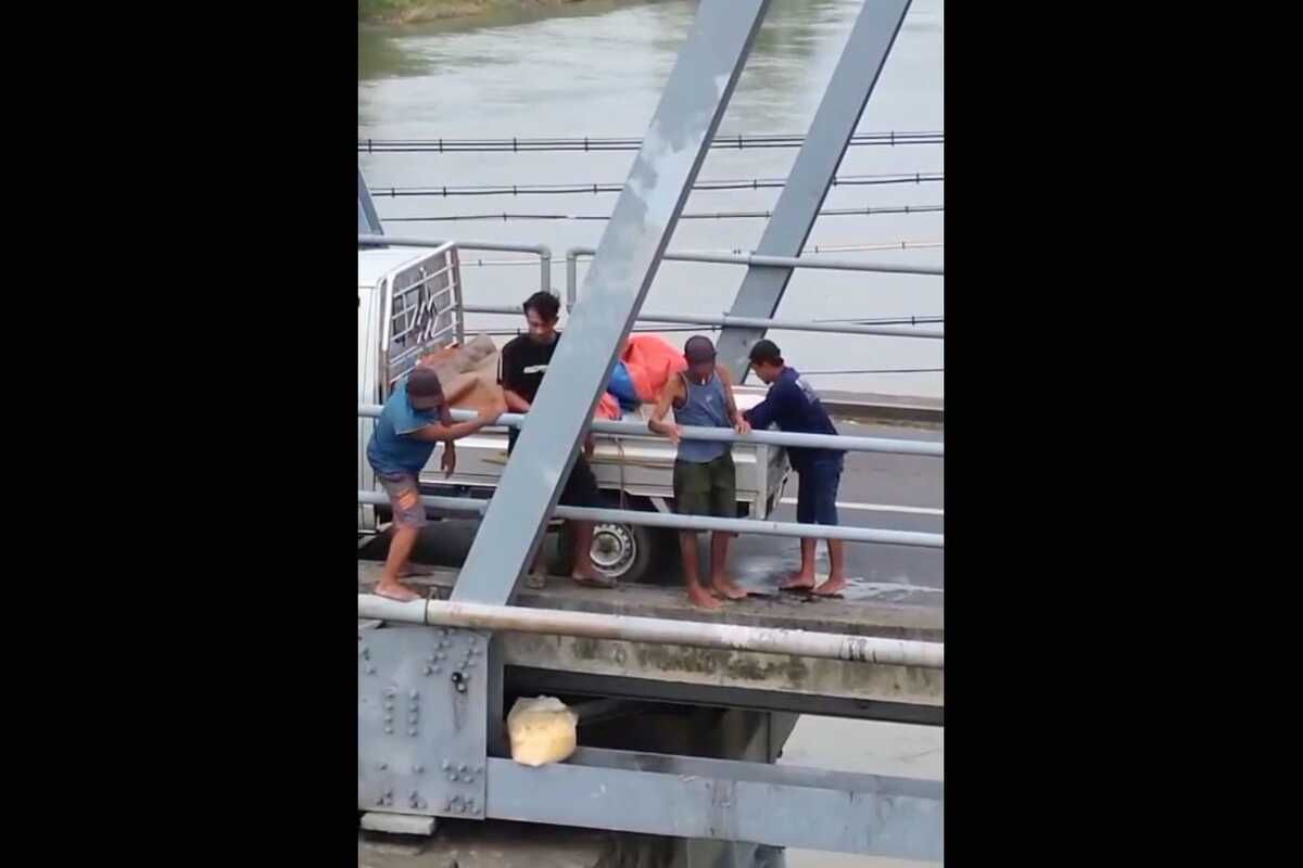 Tangkapan layar video viral aksi pembuangan limbah ayam di atas Jembatan Ploso ke Sungai Brantas, Kabupaten Jombang, Jawa Timur.