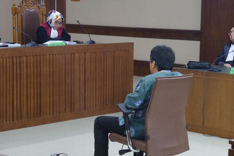 Politisi PKB Musa Zainuddin duduk di kursi terdakwa saat sidang pembacaan tuntutan di Pengadilan Tipikor Jakarta, Rabu (25/10/2017).