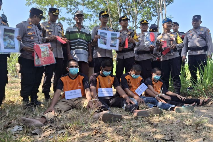 Polres Lumajang gelar rekonstruksi perkara pencurian kerbau dengan modus penyembelihan di tempat, Senin (9/9/2024)