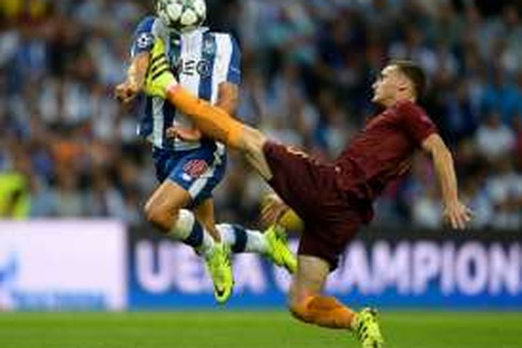 Thomas Vermaelen (AS Roma) menerima kartu kuning kedua seusai mengangkat kaki terlalu tinggi di hadapan Andre SIlva (Porto) pada play-off Liga Champions, Rabu (17/8/2016). 