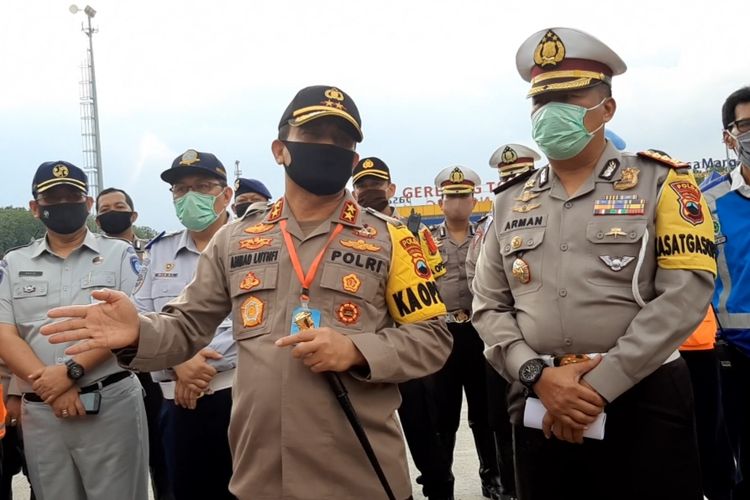 Kapolda Jawa Tengah Irjen Pol Ahmad Luthfi saat melakukan pengecekan Pos Pengamanan di Tol Kalikangkung, Sabtu (30/5/2020).