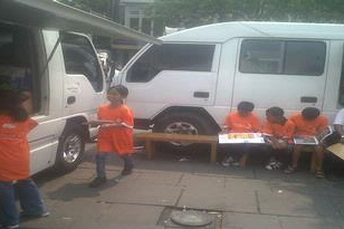 ILUSTRASI: Sejumlah anak terlihat sangat antusias membaca buku-buku di dalam mobil perpustakaan keliling.