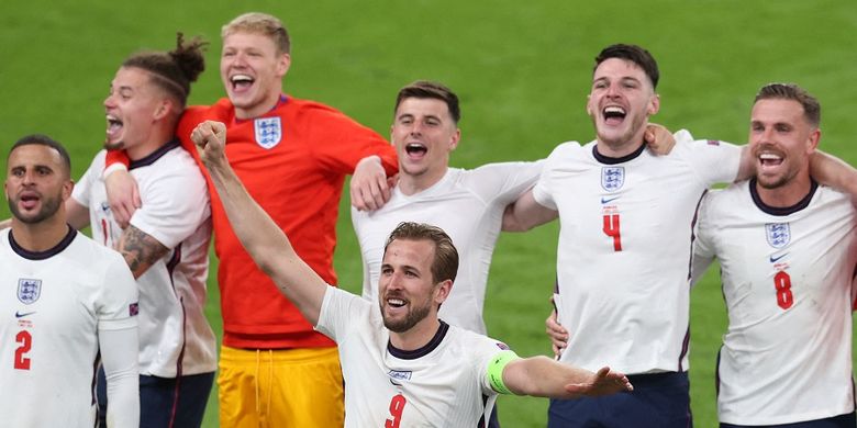 Striker Inggris Harry Kane (tengah) berselebrasi dengan penonton setelah memenangi laga sepak semifinal Euro 2020 antara Inggris vs Denmark di Stadion Wembley di London pada 7 Juli 2021.