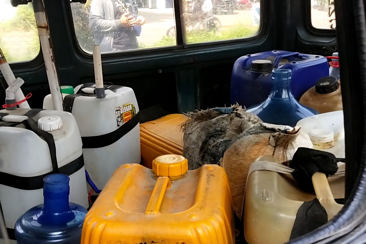 Tabung-tabung jeriken di mobil yang antre BBM di SPBU Lumajang, Selasa (29/7/2025).