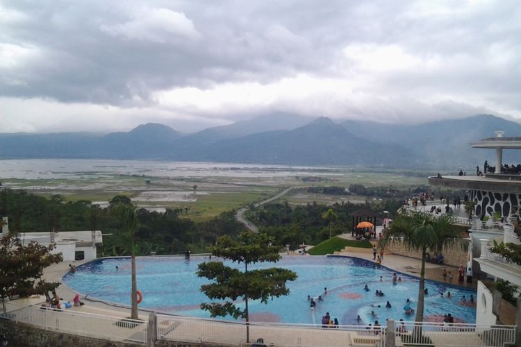 Pengunjung Eling Bening, saat berenang. Kompastravel.com /Slamet Priyatin 