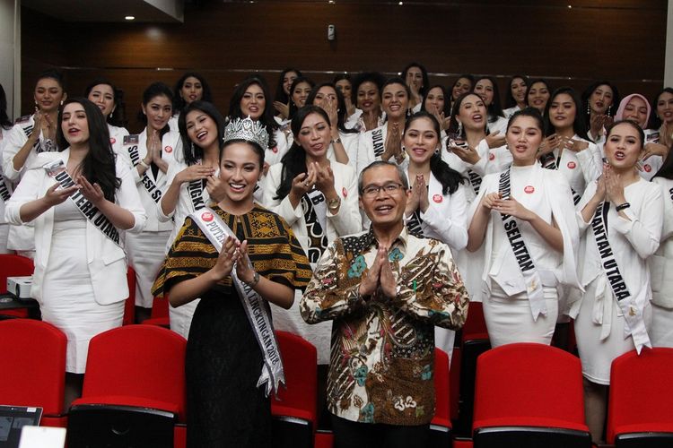 Wakil Ketua KPK Alexander Marwata (kanan) didampingi  Puteri Indonesia Lingkungan 2018 Vania Herlambang (kiri) dan finalis Puteri Indonesia 2019 berfoto bersama disela kunjungan di Gedung KPK, Jakarta, Rabu (6/3/2019). Sebanyak 39 finalis Puteri Indonesia 2019 mengunjungi lembaga antirasywah sebagai bagian dari program kompetisi yang mengharuskan para peserta selain cantik juga pintar dan berwawasan luas salah satunya mengenai peran perempuan sebagai agen antikorupsi. ANTARA FOTO/Reno Esnir/hp. *** Local Caption ***   