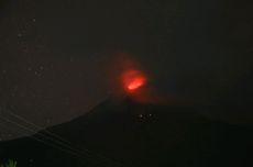 Malam Mencekam di Lereng Gunung Lewotobi: Hujan Batu, Warga Sembunyi di Kolong Meja