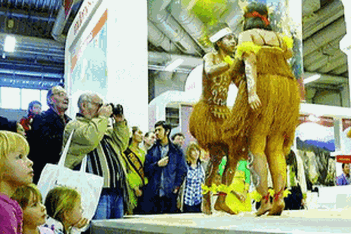 Penampilan penari Papua dengan pakaian tradisional mereka di Berlin, Jerman.