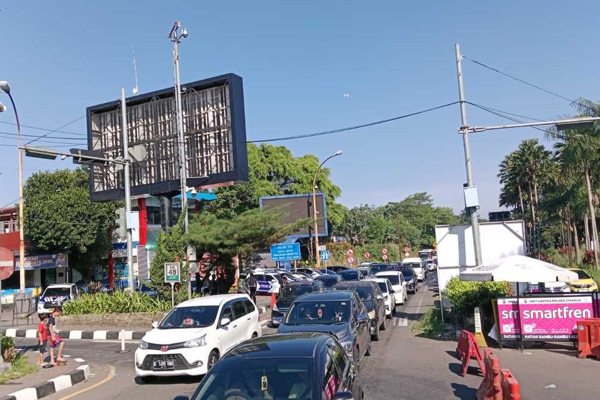 Situasi arus lalu lintas kendaraan di pintu keluar exit GT Ciawi atau seputaran Simpang Gadog, Jalan Ciawi, Kabupaten Bogor, Jawa Barat, Kamis (1/6/2023).