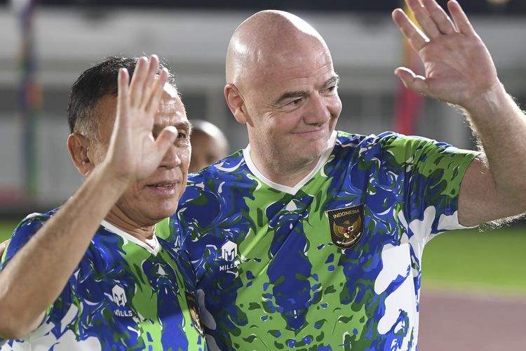 Presiden Induk Asosiasi Sepak Bola Dunia (FIFA) Gianni Infantino (kanan) berfoto dengan Ketua Umum PSSI Mochamad Iriawan (kiri) saat akan bermain sepak bola dengan staf PSSI di Stadion Madya, Kompleks Gelora Bung Karno, Senayan, Jakarta, Selasa (18/10/2022). ANTARA FOTO/M Risyal Hidayat/nym. Terkini, PSSI sudah mengirim surat kepada FIFA mengenai pemberitahuan percepatan pelaksanaan Kongres Luar Biasa (KLB) pada Senin (31/10/2022)