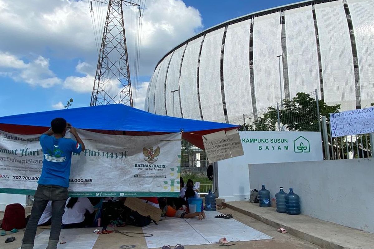 Suasana di depan Kampung Susun Bayam, Tanjung Priok, Jakarta Utara pada Senin (21/11/2022) sore. Para warga bertahan dan menuntut untuk mendapatkan kunci hunian di rusun tersebut.