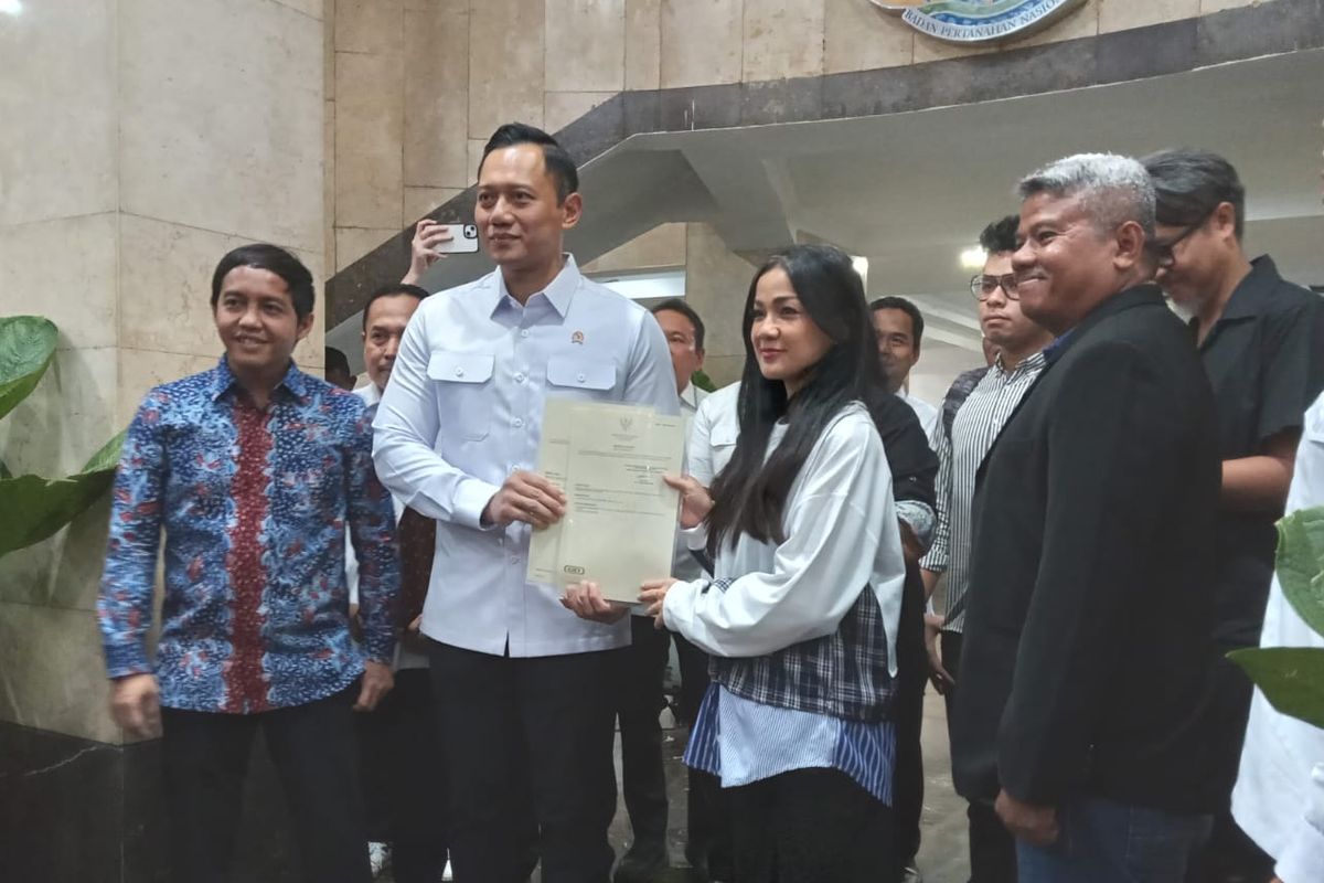 Menteri ATR/Kepala BPN Agus Harimurti Yudhoyono (AHY) menyerahkan sertifikat tanah milik Nirina Zubir di Kantor Kementerian ATR/BPN, Jakarta, Rabu (29/5/2024).