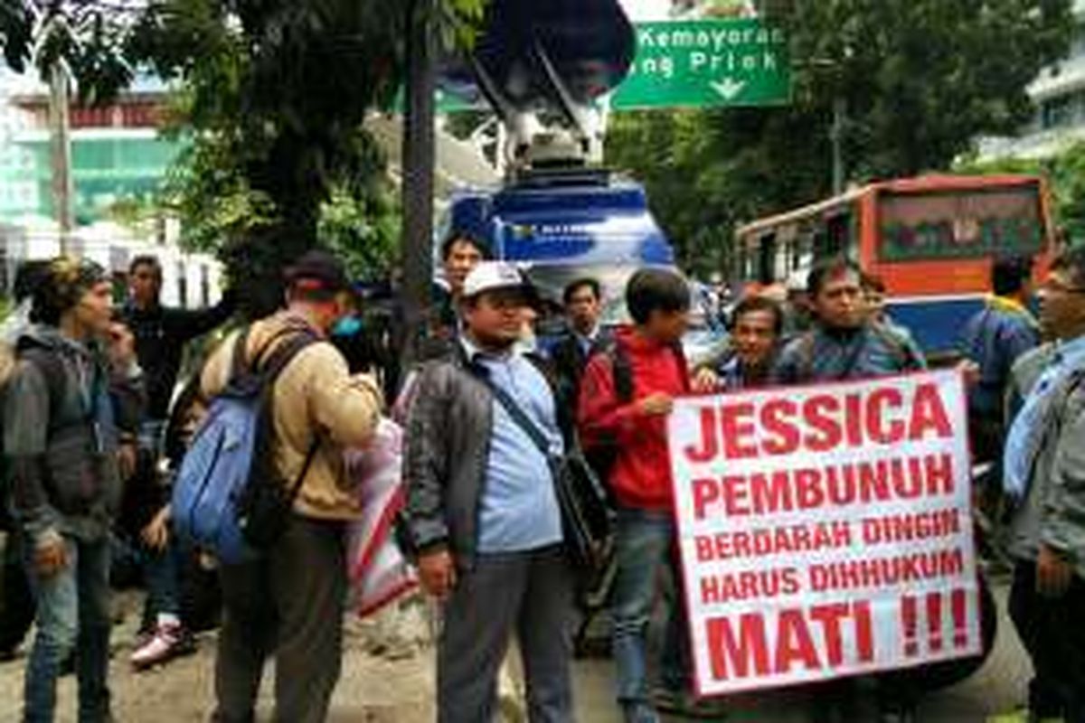 Puluhan karyawan perusahaan ayah Mirna, Darmawan Salihin, mendatangi Pengadilan Negeri Jakarta Pusat, saat terdakwa Jessica Kumala Wongso menjalani sidang perdananya, Rabu (15/6/2016). Mereka berkumpul di luar gerbang pengadilan.