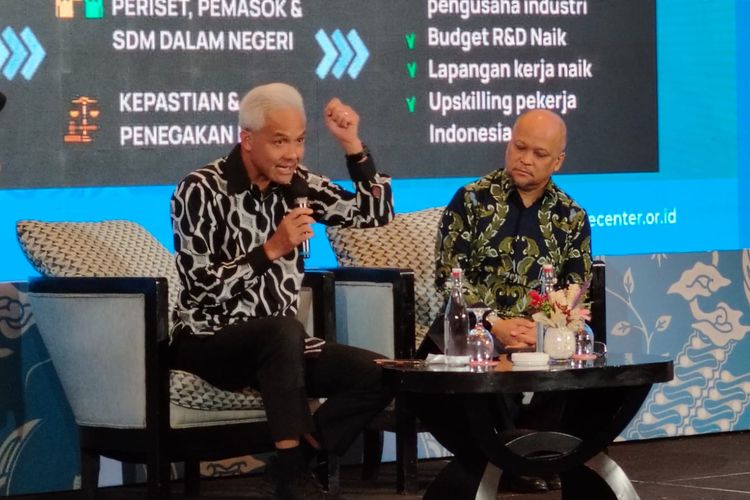 Calon presiden (capres) nomor urut tiga, Ganjar Pranowo (tengah duduk paling kiri) saat menjadi pembicara di acara The Habibie Center, Jakarta, Kamis (23/11/2023).