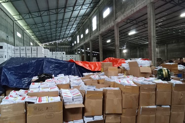 Surat suara di gudang KPU Manggarai NTT. KPU Manggarai menemukan ribuan surat suara yang rusak.
