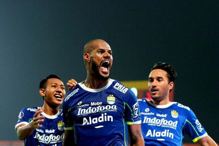 Pemain Persib Bandung David da Silva selebrasi seusai menjebol gawang Madura United saat pertandingan pekan ke-19 Liga 1 2022-2023 yang berakhir dengan skor 0-1 di Stadion Gelora Ratu Pamelingan Pamekasan, Jumat (20/1/2023) malam.