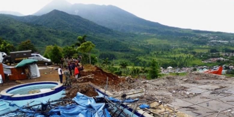 Pembongkaran salah satu vila di Puncak.