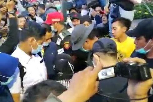 Pungut Sampah di Lokasi Demo, Risma: Kasihan Mereka Tukang Sapu