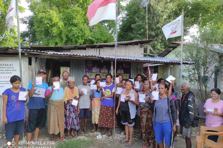 Warga Desa Noelbaki, Kecamatan Kupang Tengah, Kabupaten Kupang, Nusa Tenggara Timur (NTT), yang menerima bantuan bencana Badai Seroja, saat menunjukan buku rekening, Minggu (21/1/2024). 