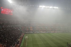 Laga Persija Vs Semen Padang Tertunda karena Flare