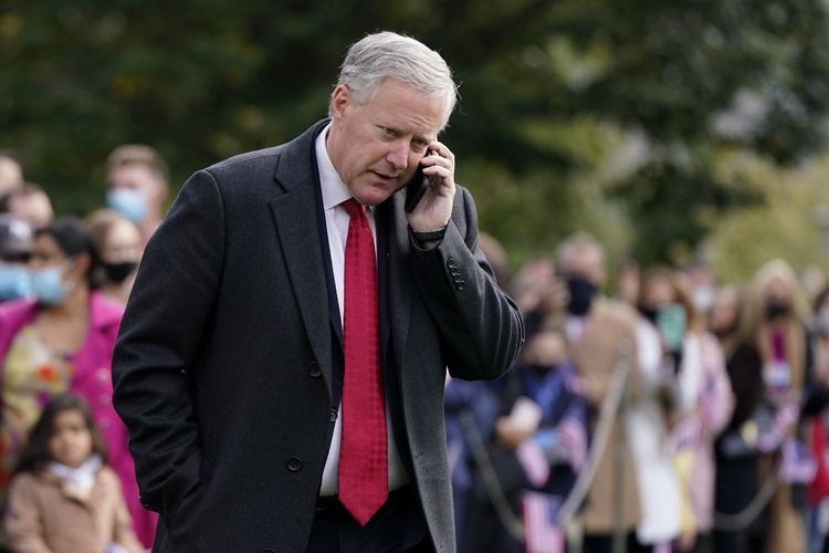 Kepala Staf Gedung Putih Mark Meadows berbicara di telepon di South Lawn, Gedung Putih, pada 30 Oktober 2020. Meadows dilaporkan positif terinfeksi virus corona.