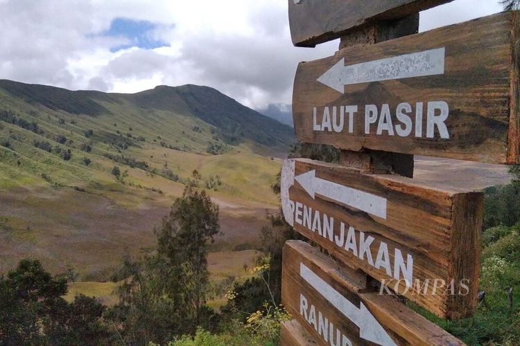 Papan penunjuk arah ke Bromo yang terpampang di Desa Ngadas, Kecamatan Poncokusumo, Kabupaten Malang, Jawa Timur. Foto diambil akhir Agustus 2020.