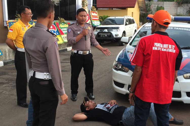 Puluhan pengatur lalu lintas dari warga atau Pak Ogah dilatih di halaman Polres Tangerang Selatan, Kamis (24/8/2017). Para Pak Ogah ini akan dinamai sebagai sukarelawan pengatur lalu lintas (supeltas) dan dilatih secara khusus oleh Satuan Lalu Lintas tiap Polres di wilayah hukum Polda Metro Jaya dalam rangka membantu kelancaran arus lalu lintas.