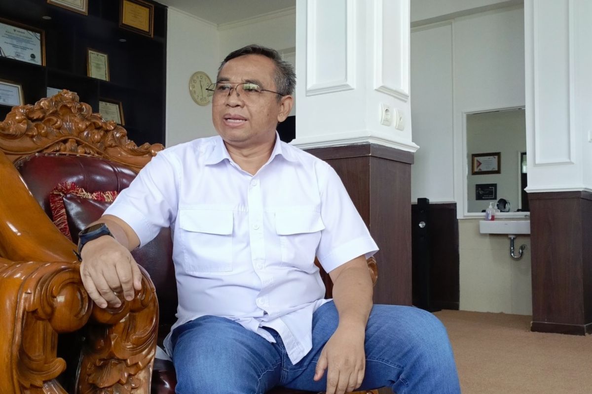 Kadisdukcapil Kabupaten Bandung Yudi Abdurahman, saat diwawancarai terkait pelayanan rekam E-KTP kepada Lansia, ODGJ dan Disabilitas, Kamis (24/4/2025)