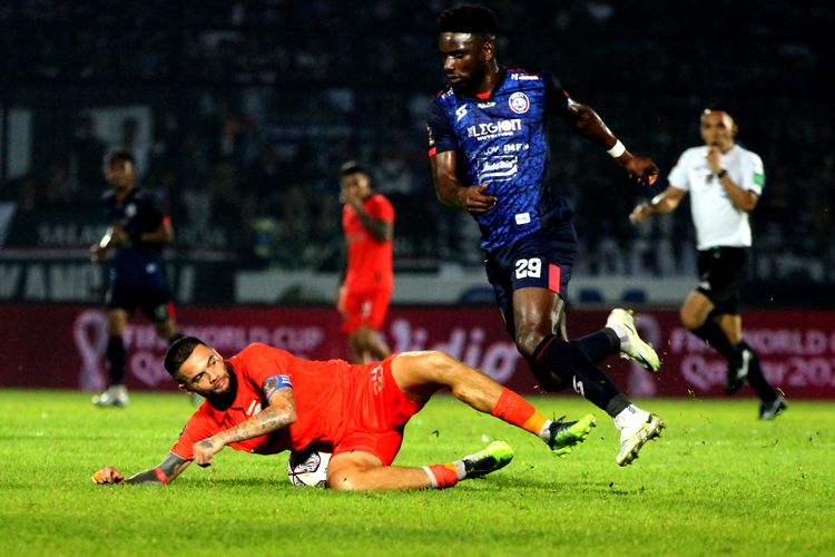 Pemain Borneo FC Diego Michiels menghalau pergerakan pemain Arema FC saat pertandingan leg pertama Final Piala Presiden 2022 yang berakhir dengan skor 1-0 di Stadion Kanjuruhan Kepanjen, Kabupaten Malang, Kamis (14/7/2022) malam.