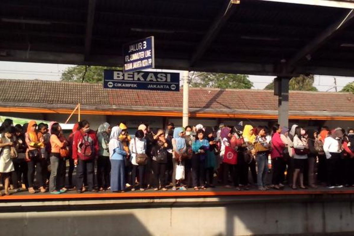 Para calon penumpang commuterline menunggu di Stasiun Bekasi, Kamis (8/8/2014).