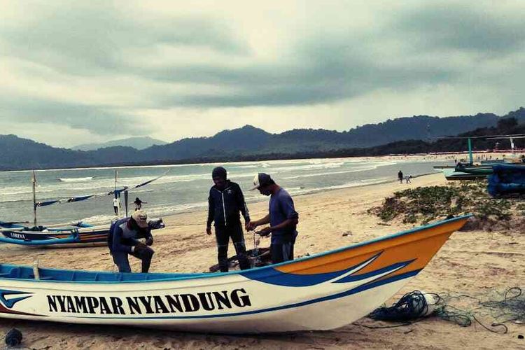 Aktivitas nelayan Pantai Merah, Banyuwangi.