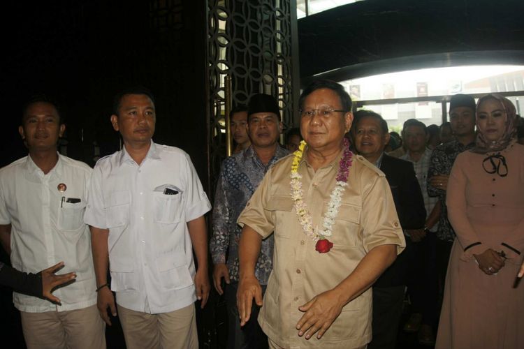 Ketua Umum Partai Gerindra Prabowo Subianto pertama kali turun di Karawang untuk memenangkan paslon Sudrajat-Syaikhu pada Pilkada Jabar, Selasa (27/3/2018).