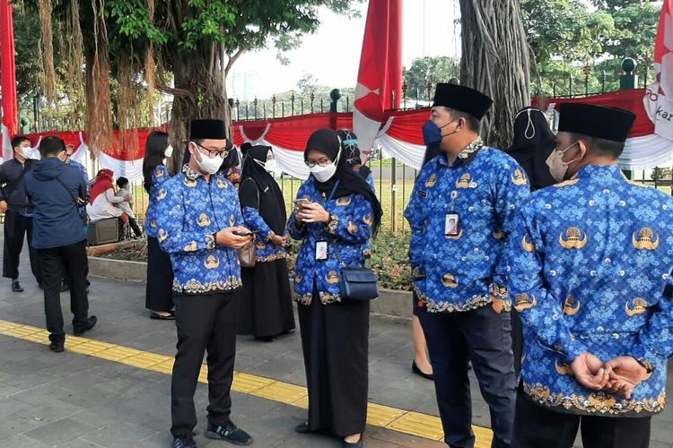 Sejumlah ASN Telat untuk Ikut Upacara Bendera dalam Rangka HUT ke-77 RI di Plaza Selatan Monas, Jakarta Pusat, Rabu (17/8/2022)